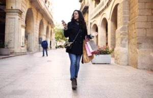 Dobry telefon do 2500 zł do aplikacji sklepów i płatności mobilnych – co ma znaczenie?