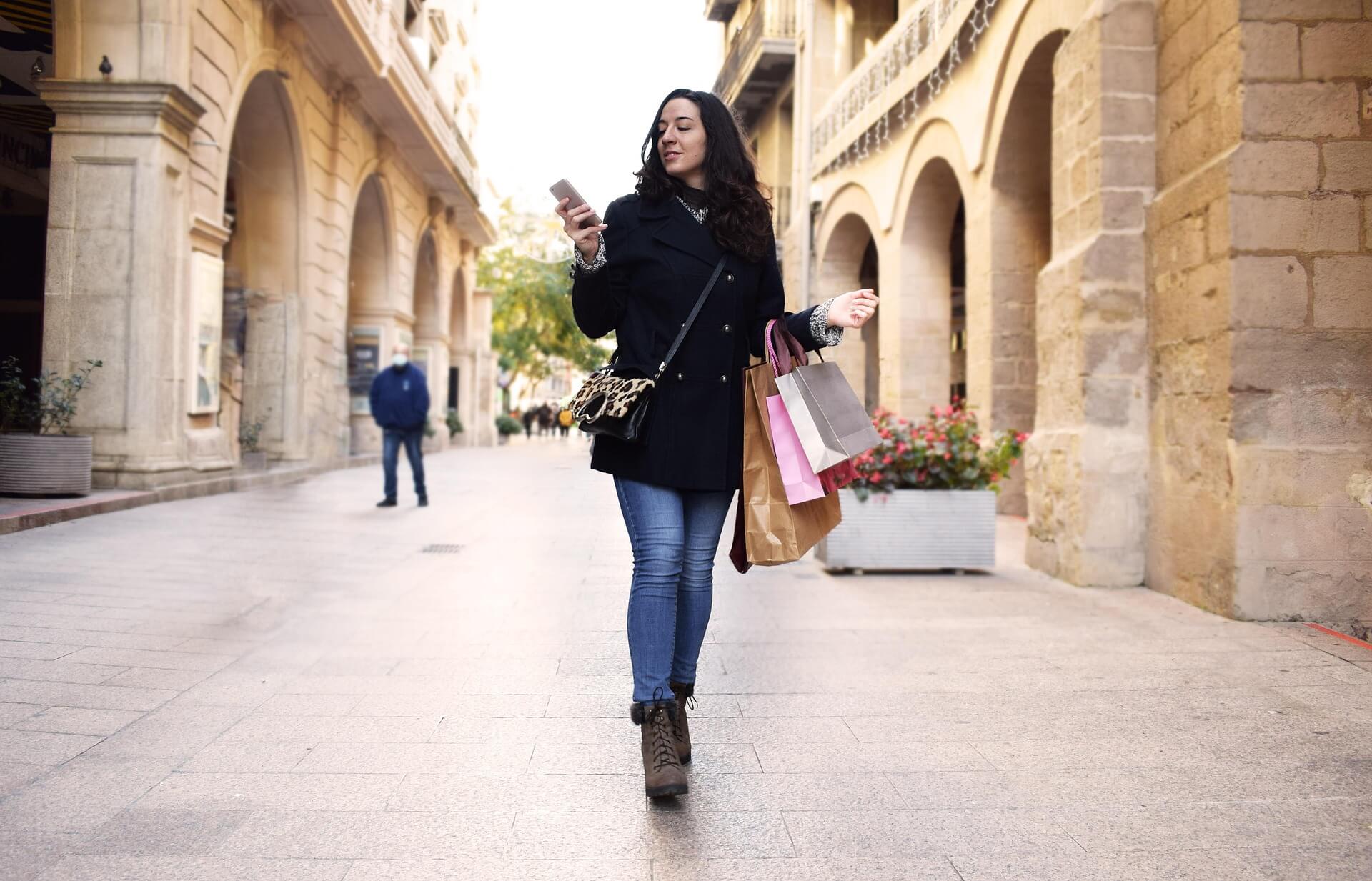 Dobry telefon do 2500 zł do aplikacji sklepów i płatności mobilnych – co ma znaczenie?